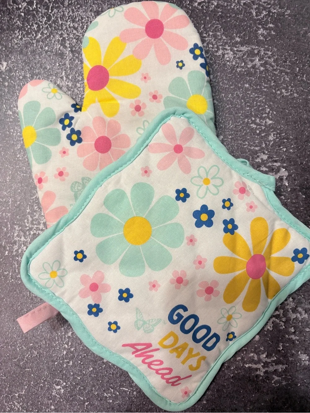 Dolly Parton Floral Oven Mitt and Pot Holder Set - Mint & Pastel Flowers
